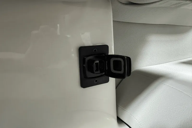 Slide: The Image of Sea Ray SDX 250 Outboard 2025 - 36