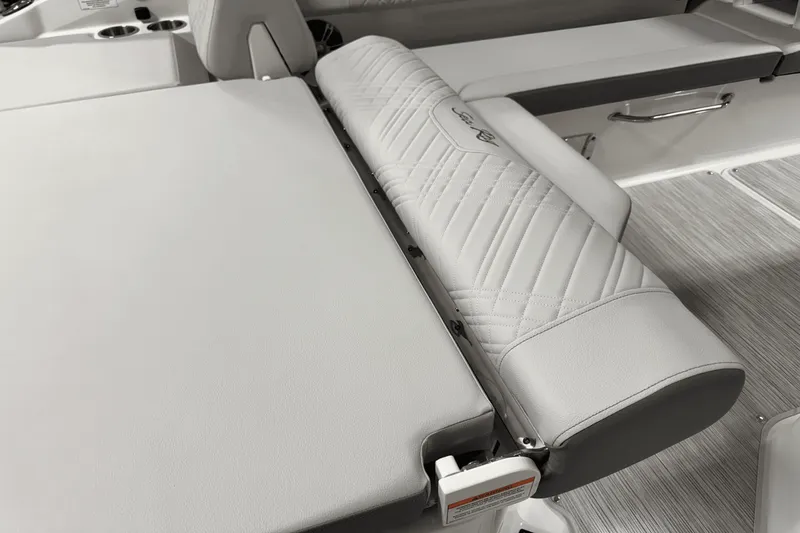 Slide: The Image of Sea Ray SDX 250 Outboard 2025 - 37