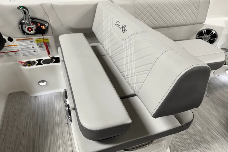 Slide: The Image of Sea Ray SDX 250 Outboard 2025 - 38