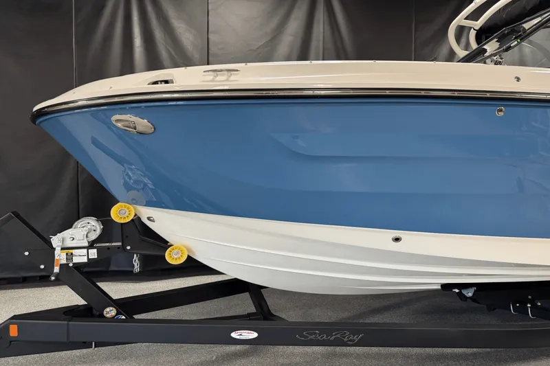 Slide: The Image of Sea Ray SDX 250 Outboard 2025 - 5