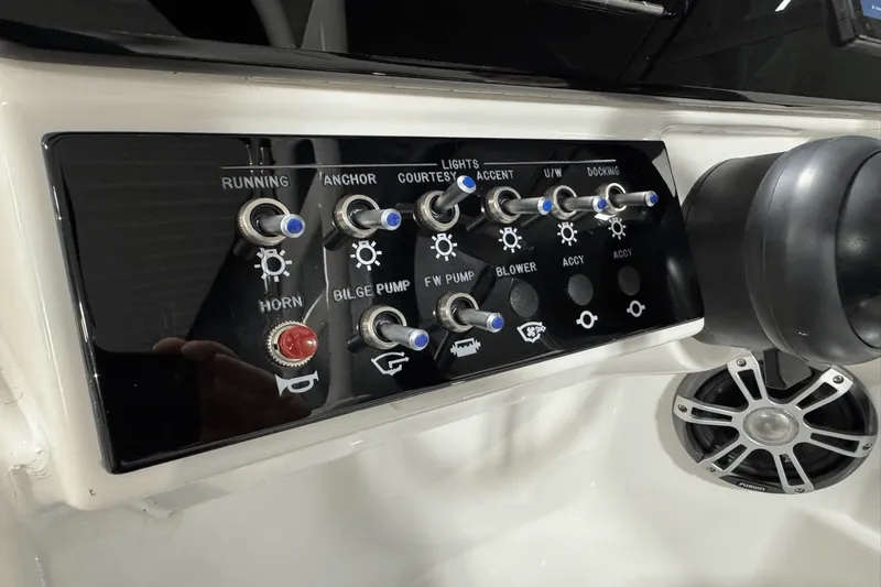 Slide: The Image of Sea Ray SDX 250 Outboard 2025 - 51