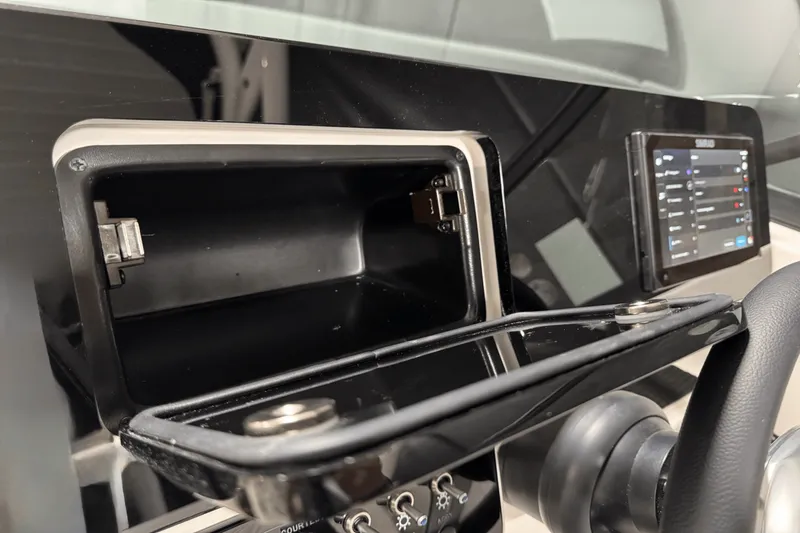 Slide: The Image of Sea Ray SDX 250 Outboard 2025 - 52