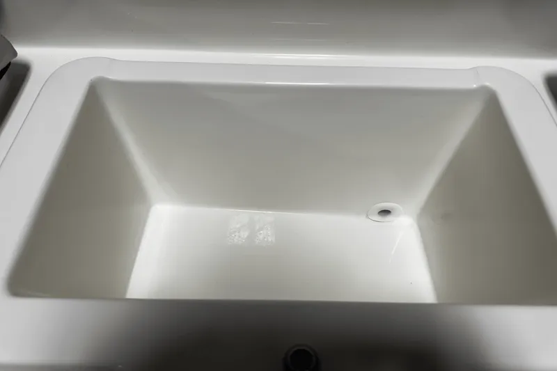 Slide: The Image of Sea Ray SDX 250 Outboard 2025 - 77