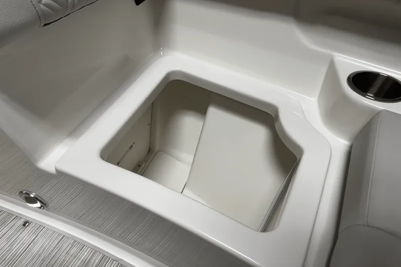 Slide: The Image of Sea Ray SDX 250 Outboard 2025 - 81