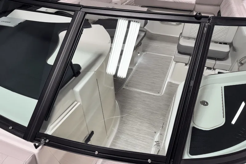 Slide: The Image of Sea Ray SDX 250 Outboard 2025 - 87