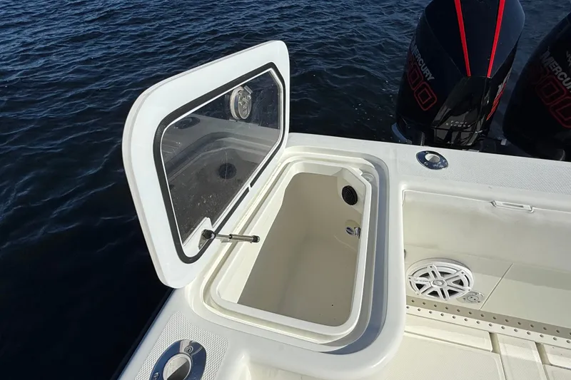 Slide: The Image of SeaVee 370Z 2017 - 18