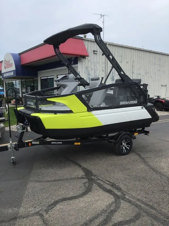 The Image of Sea-Doo Switch™ Sport Compact - 170 hp Painted 2025 - undefined