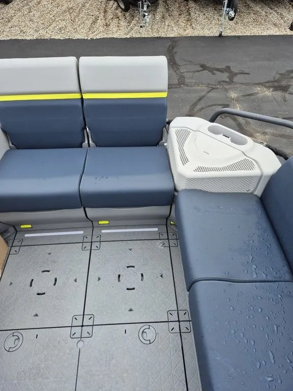 The Image of Sea-Doo Switch™ Cruise Limited 21 - 230 hp Painted 2025 - 0