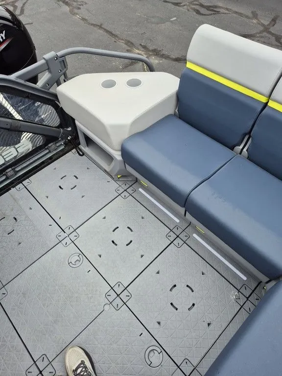 Slide: The Image of Sea-Doo Switch™ Cruise Limited 21 - 230 hp Painted 2025 - 28