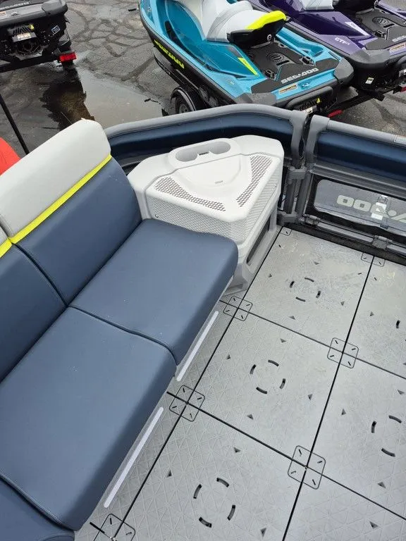 Slide: The Image of Sea-Doo Switch™ Cruise Limited 21 - 230 hp Painted 2025 - 29