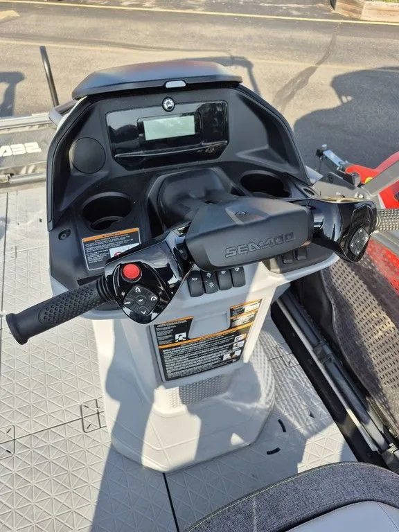 Slide: The Image of Sea-Doo Switch™ Sport Compact - 170 hp Painted 2025 - 5