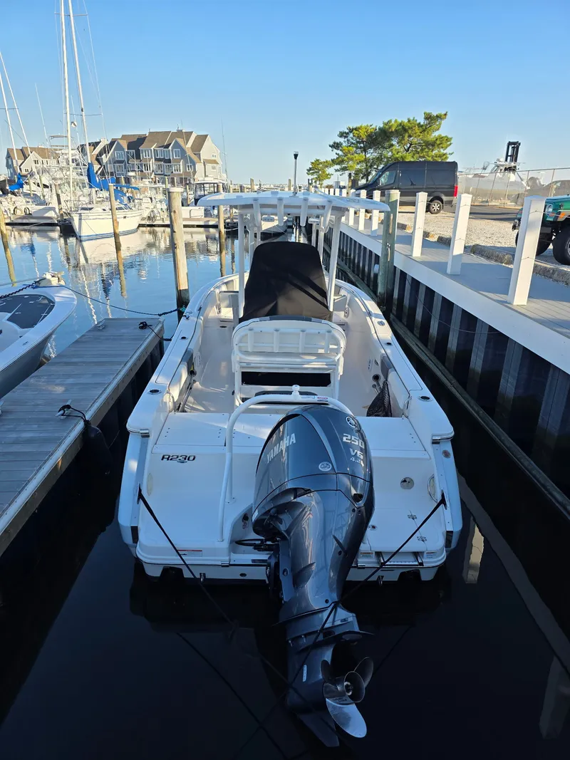 Slide: The Image of Robalo R230 2022 - 13