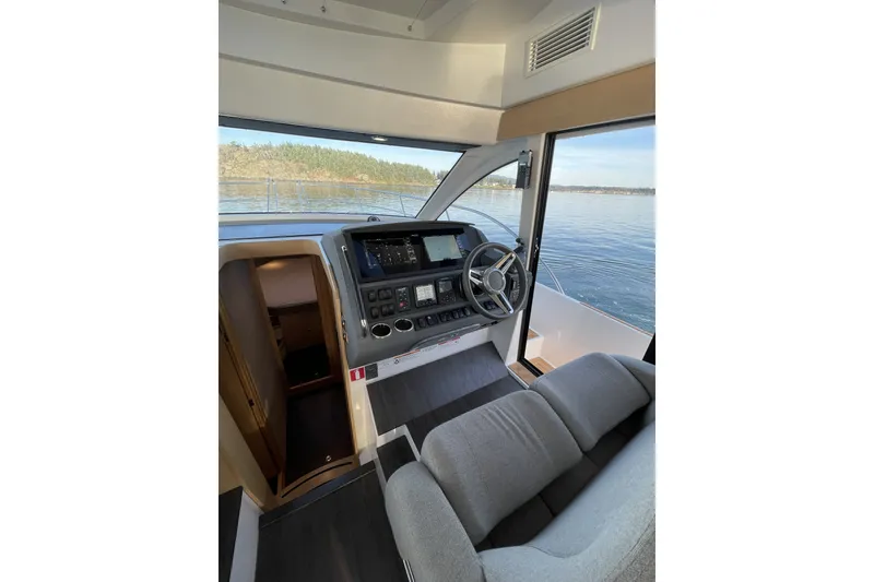 Slide: The Image of Nimbus 405 Flybridge 2024 - 20