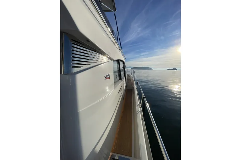 Slide: The Image of Nimbus 405 Flybridge 2024 - 36
