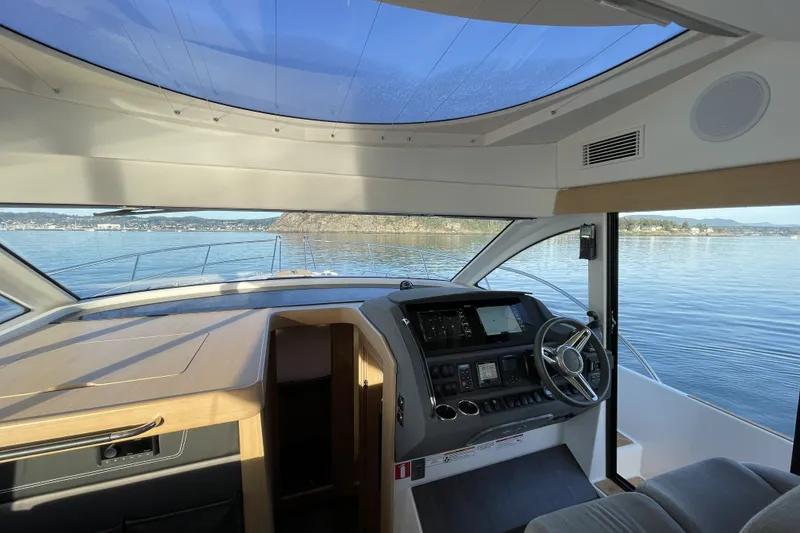 Slide: The Image of Nimbus 405 Flybridge 2024 - 19