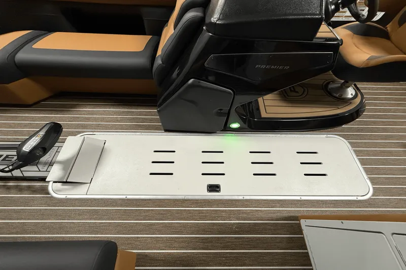 Slide: The Image of Premier 230 Sunsation 2025 - 40