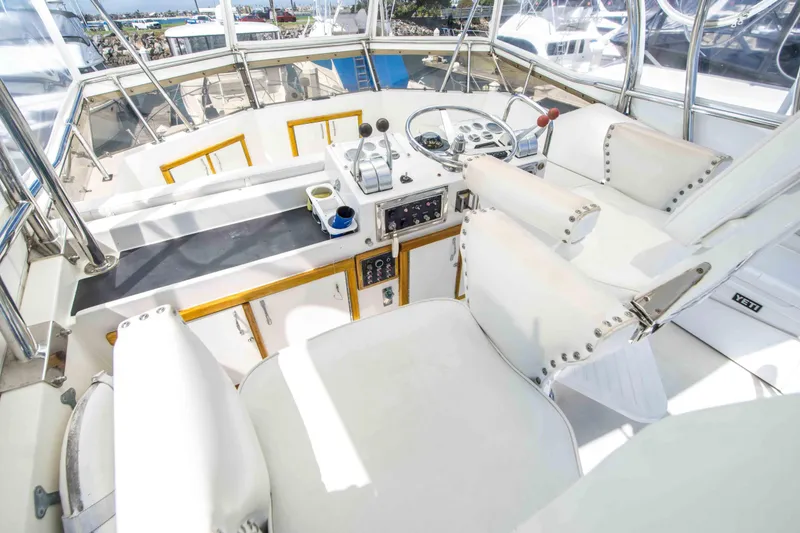 Slide: The Image of Hatteras 46 FlyBridge 1979 - 13