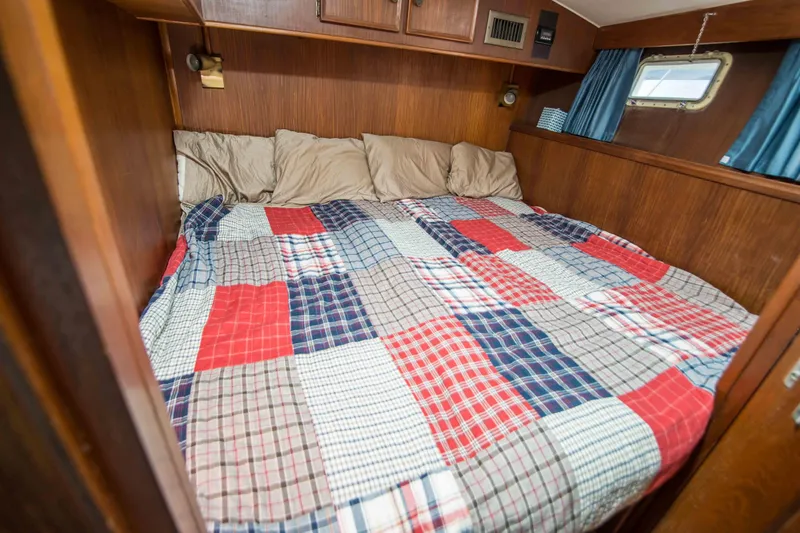 Slide: The Image of Hatteras 46 FlyBridge 1979 - 24