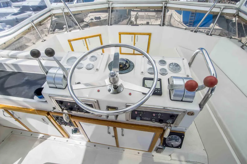 Slide: The Image of Hatteras 46 FlyBridge 1979 - 9