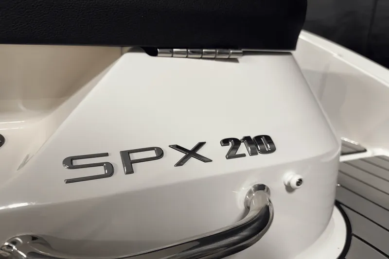 Slide: The Image of Sea Ray SPX 210 Outboard 2025 - 17