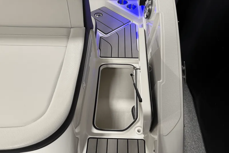 Slide: The Image of Sea Ray SPX 210 Outboard 2025 - 26