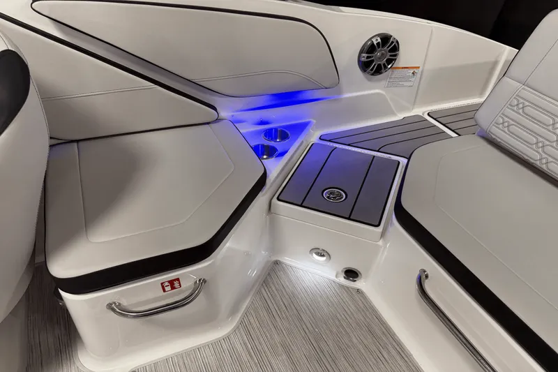 Slide: The Image of Sea Ray SPX 210 Outboard 2025 - 31