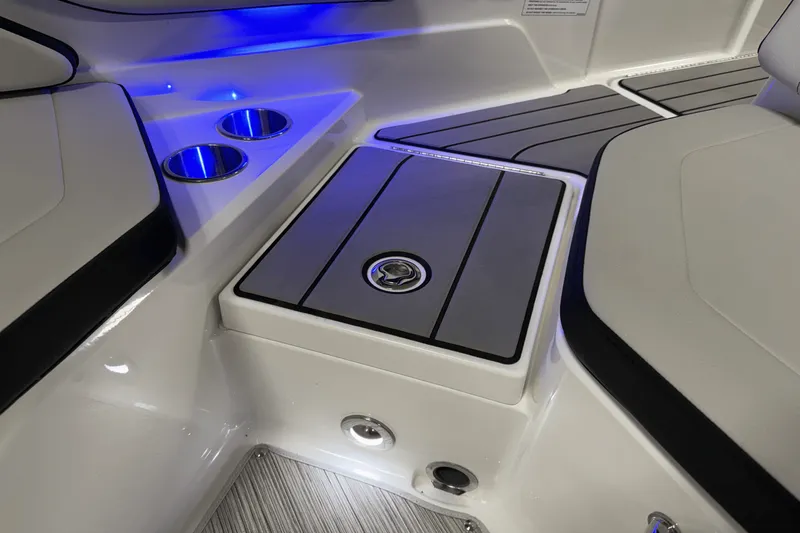 Slide: The Image of Sea Ray SPX 210 Outboard 2025 - 32