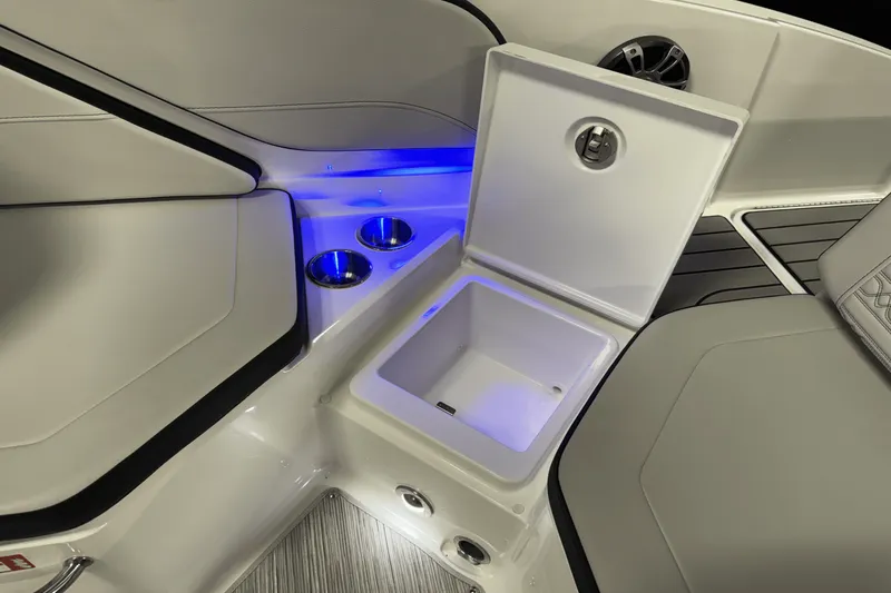 Slide: The Image of Sea Ray SPX 210 Outboard 2025 - 33