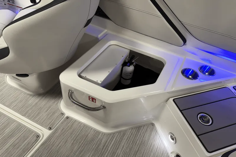 Slide: The Image of Sea Ray SPX 210 Outboard 2025 - 35