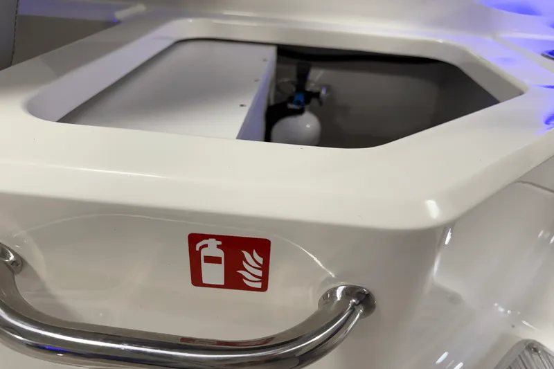 Slide: The Image of Sea Ray SPX 210 Outboard 2025 - 36