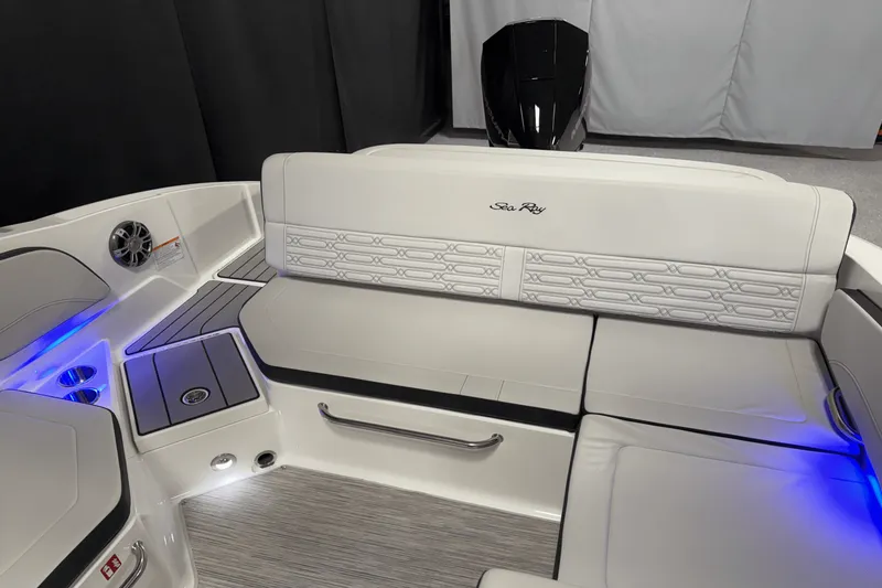 Slide: The Image of Sea Ray SPX 210 Outboard 2025 - 38