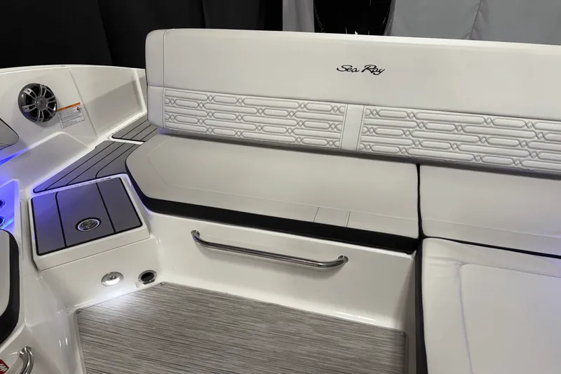 Slide: The Image of Sea Ray SPX 210 Outboard 2025 - 42