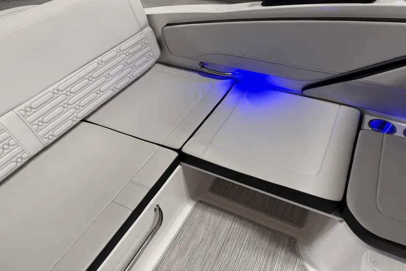 Slide: The Image of Sea Ray SPX 210 Outboard 2025 - 44