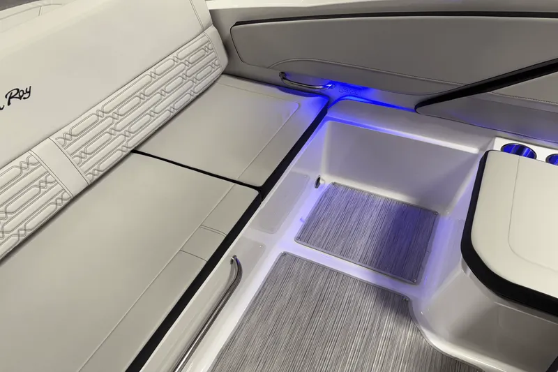 Slide: The Image of Sea Ray SPX 210 Outboard 2025 - 45