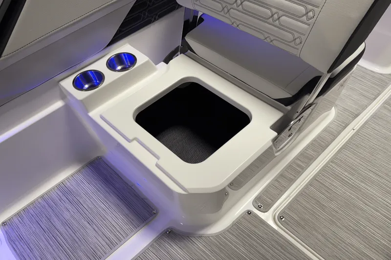 Slide: The Image of Sea Ray SPX 210 Outboard 2025 - 48