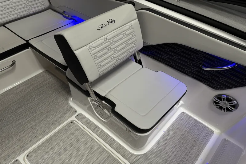 Slide: The Image of Sea Ray SPX 210 Outboard 2025 - 50