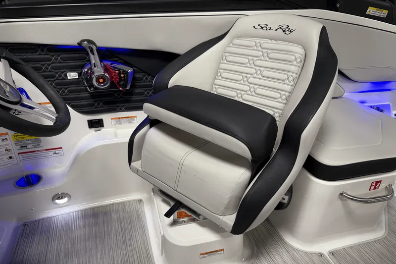 Slide: The Image of Sea Ray SPX 210 Outboard 2025 - 62