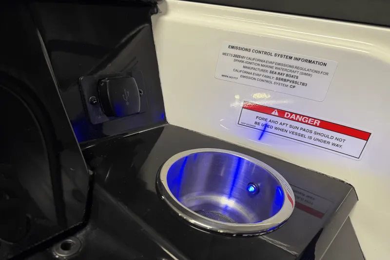 Slide: The Image of Sea Ray SPX 210 Outboard 2025 - 68