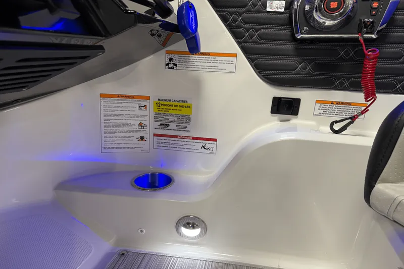 Slide: The Image of Sea Ray SPX 210 Outboard 2025 - 73