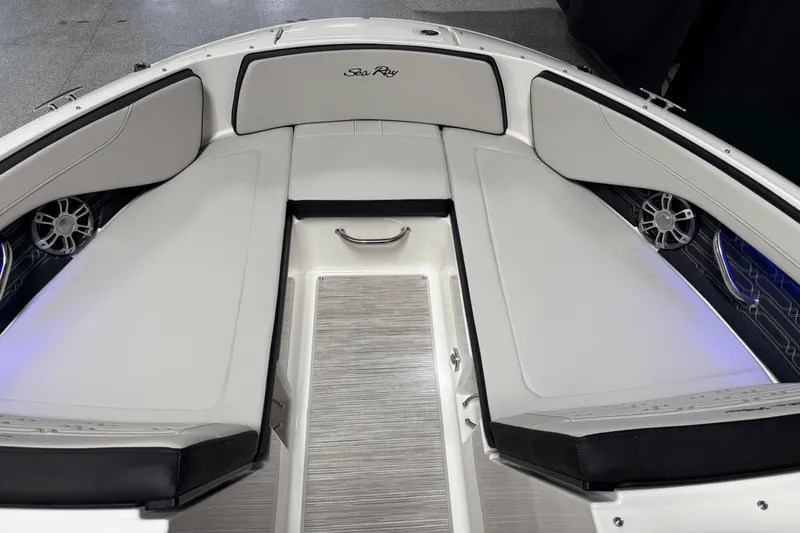 Slide: The Image of Sea Ray SPX 210 Outboard 2025 - 77