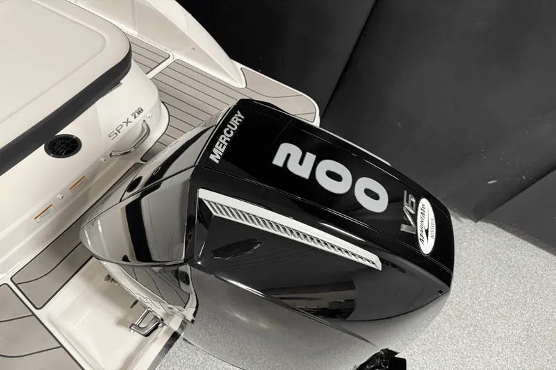 Slide: The Image of Sea Ray SPX 210 Outboard 2025 - 85