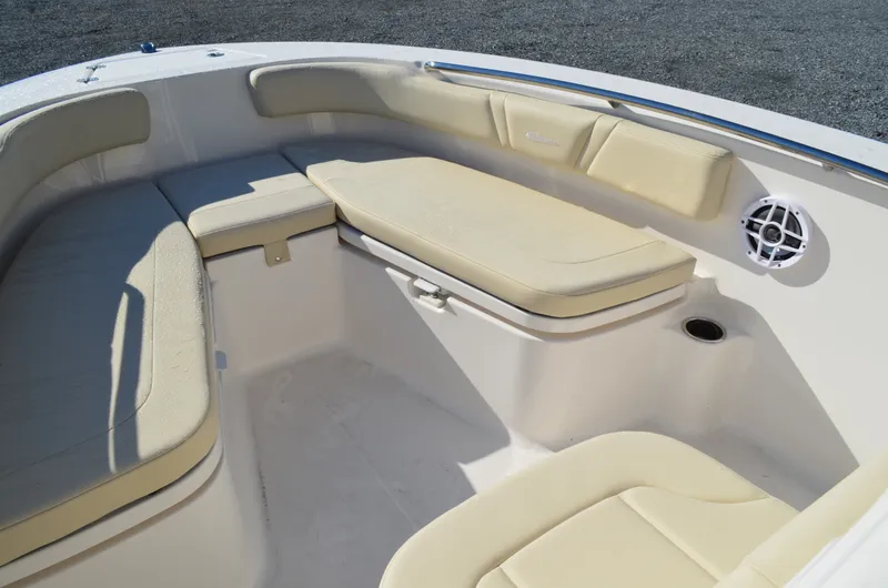 Slide: The Image of Robalo R200 2027 - 22