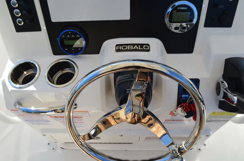 Slide: The Image of Robalo R200 2027 - 18