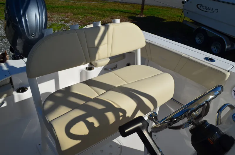 Slide: The Image of Robalo R200 2027 - 27