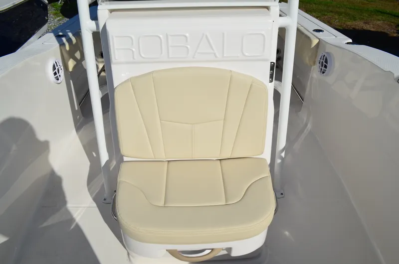 Slide: The Image of Robalo R200 2027 - 21