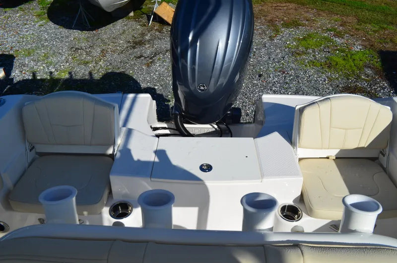 Slide: The Image of Robalo R200 2027 - 28