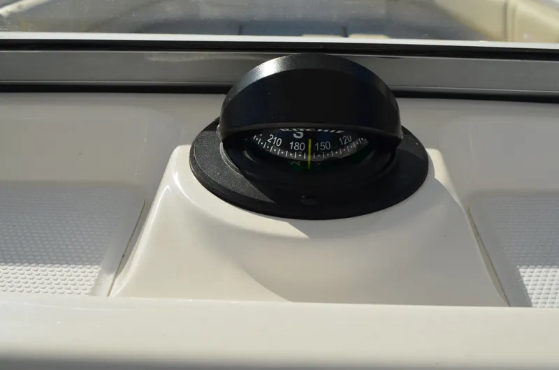 Slide: The Image of Robalo R200 2027 - 14