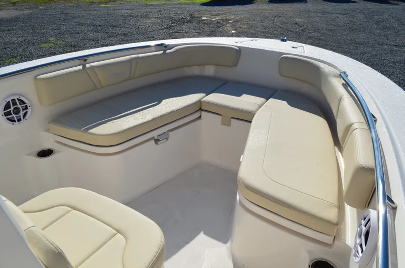 Slide: The Image of Robalo R200 2027 - 23