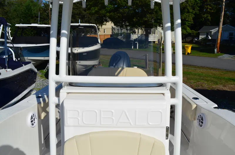 Slide: The Image of Robalo R200 2027 - 25