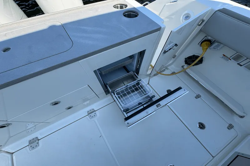 Slide: The Image of Boston Whaler 330 Vantage 2025 - 10